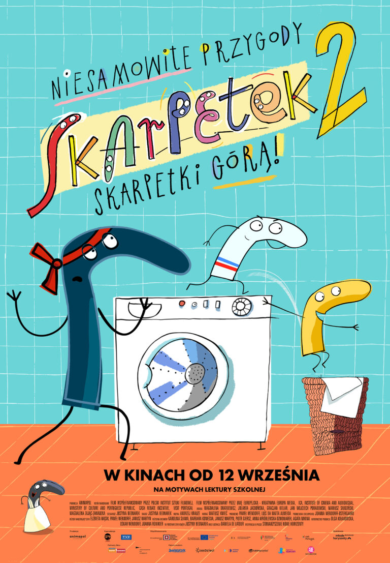 plakat filmu ,,Niesamowite przygody skarpetek2" w tle pralka oraz trzy tańczące skarpetki