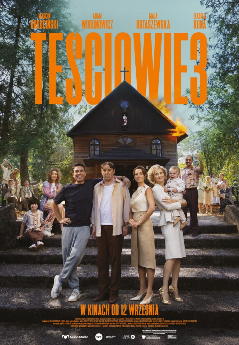 Teściowie 3 - plakat - przedstawiający kościół i bohaterów w tle.