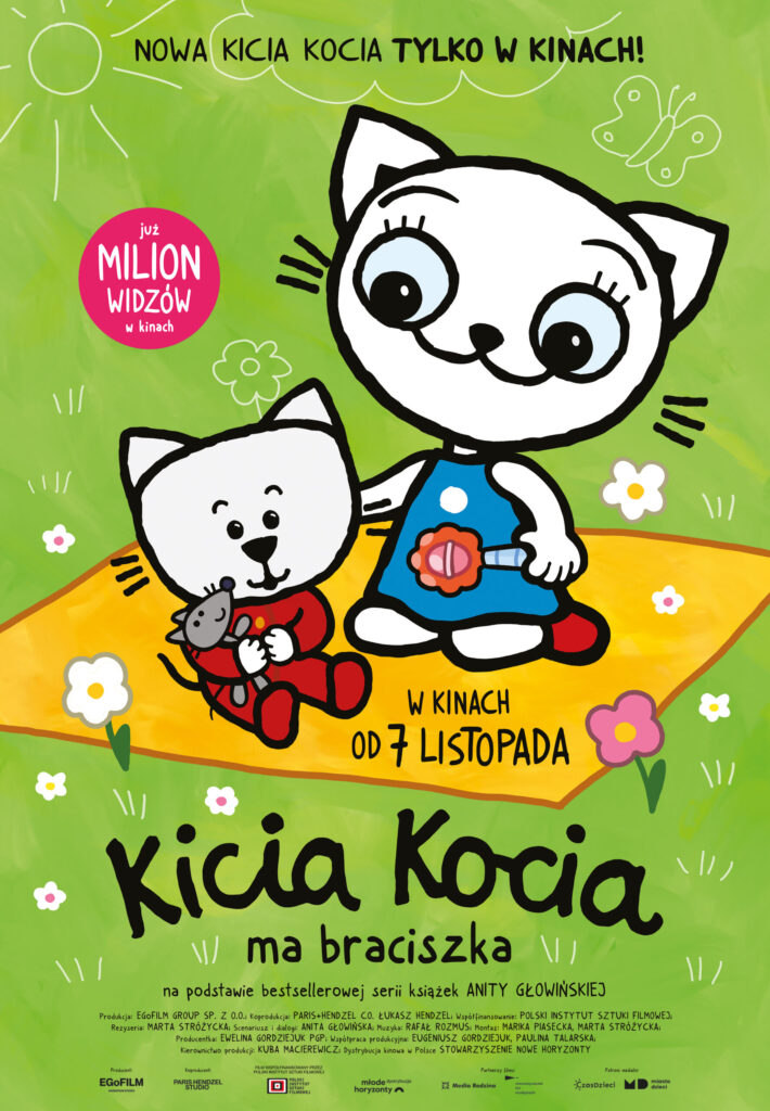 Plakat animowanego filmu „Kicia Kocia ma braciszka”. Na zielonym tle widać uśmiechniętą kotkę Kicię Kocię w niebieskiej sukience, która siedzi na żółtym kocu i obejmuje swojego młodszego braciszka Nunusia w czerwonym ubranku. Nunuś trzyma w łapkach pluszowego kotka. Wokół znajdują się rysunkowe kwiatki, motyle i słońce. U góry napis: „Nowa Kicia Kocia tylko w kinach!”, a poniżej informacja: „W kinach od 7 listopada”. Na dole duży tytuł filmu: „Kicia Kocia ma braciszka”, z dopiskiem „na podstawie bestsellerowej serii książek Anity Głowińskiej”.