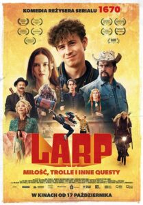 Plakat filmu „LARP. Miłość, trolle i inne questy” w reżyserii Kordiana Kądzieli. Na tle stylizowanej, kolorowej grafiki przedstawiającej bohaterów w kostiumach fantasy, na pierwszym planie widoczny jest młody mężczyzna w średniowiecznym stroju, trzymający miecz i patrzący w stronę widza. Wokół niego rozmieszczone są postacie w różnorodnych strojach, w tym kobieta w długiej sukni oraz mężczyzna w koronie. U góry plakatu napis „LARP” dużymi literami, poniżej tytuł filmu „Miłość, trolle i inne questy”. Całość utrzymana w ciepłej kolorystyce, z dominującymi odcieniami pomarańczu i czerwieni.