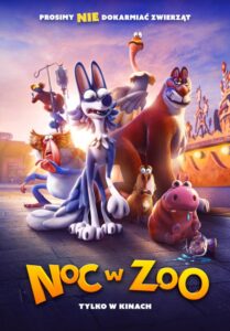 Plakat animowanego filmu „Noc w zoo”. Na pierwszym planie widać grupę kolorowych, komicznie przedstawionych zwierząt stojących na brukowanej alejce – wilka, hipopotama, lwa, ptaka, żółwia i małpę. Wszystkie wyglądają na zaskoczone lub przestraszone. W tle widać budynki przypominające fragmenty zoo oświetlone ciepłym światłem zachodzącego słońca. U góry plakatu znajduje się napis „Prosimy nie dokarmiać zwierząt”, a na dole duży, żółto-pomarańczowy tytuł filmu: „Noc w Zoo” oraz dopisek „Tylko w kinach”.