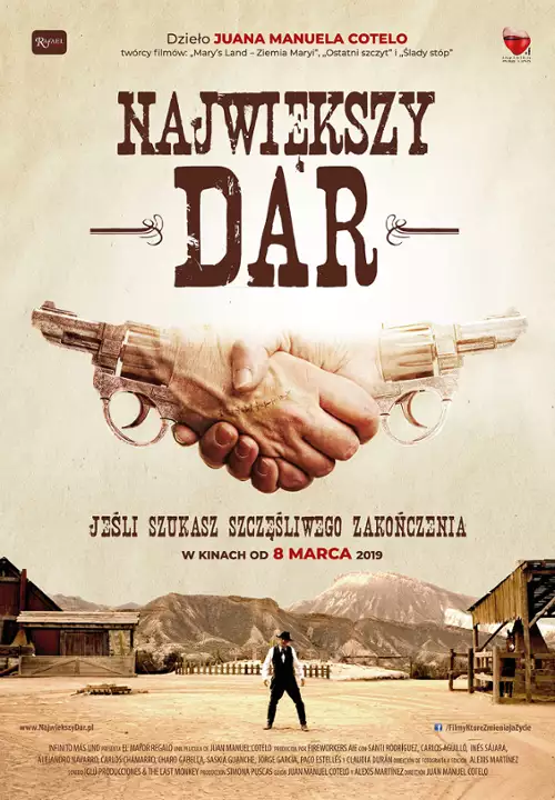 Plakat przypomina westernową ilustrację: na tle pustynnego, zachodzącego słońca stoją sylwetki kowbojów lub postaci w stylu Dzikiego Zachodu. Dominują ciepłe, piaskowe barwy i lekko postarzana faktura przypominająca stare filmowe afisze. Tytuł „Największy dar” widnieje centralnie, w mocnej, westernowej czcionce.