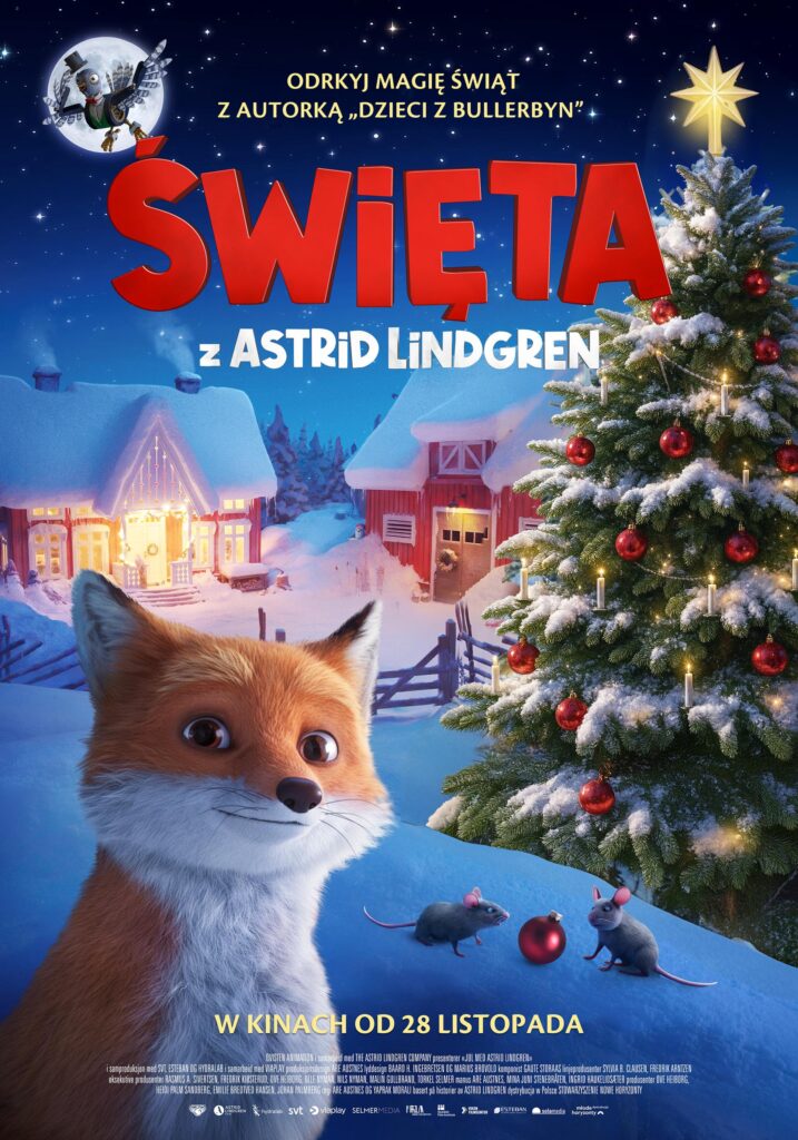 Plakat do filmu "Święta z Astrid Lindgren" przedstawia uśmiechniętego lisa na pierwszym pplanie, a w tle za nim ośnieżony pagórek z choinką i domki z zaśnieżonymi dachami.