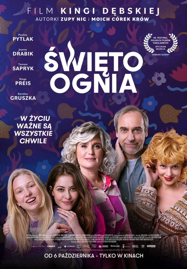 Plakat filmu Święto ognia w reżyserii Kinga Dębska przedstawia grupę postaci (najprawdopodobniej umieszczoną na tle z dekoracyjnymi wzorami/kwiatami. Tytuł filmu jest wyróżniony dużą, białą, czytelną czcionką „ŚWIĘTO OGNIA”. Na dole widnieje hasło „W życiu ważne są wszystkie chwile”. W górnej części plakatu pojawia się informacja o reżyserce („Film Kingi Dębskiej”) oraz lista nazwisk aktorów. Kolorystyka jest raczej ciemna – tło granatowo-fioletowe, kontrastujące z jaśniejszymi twarzami i tytułem.