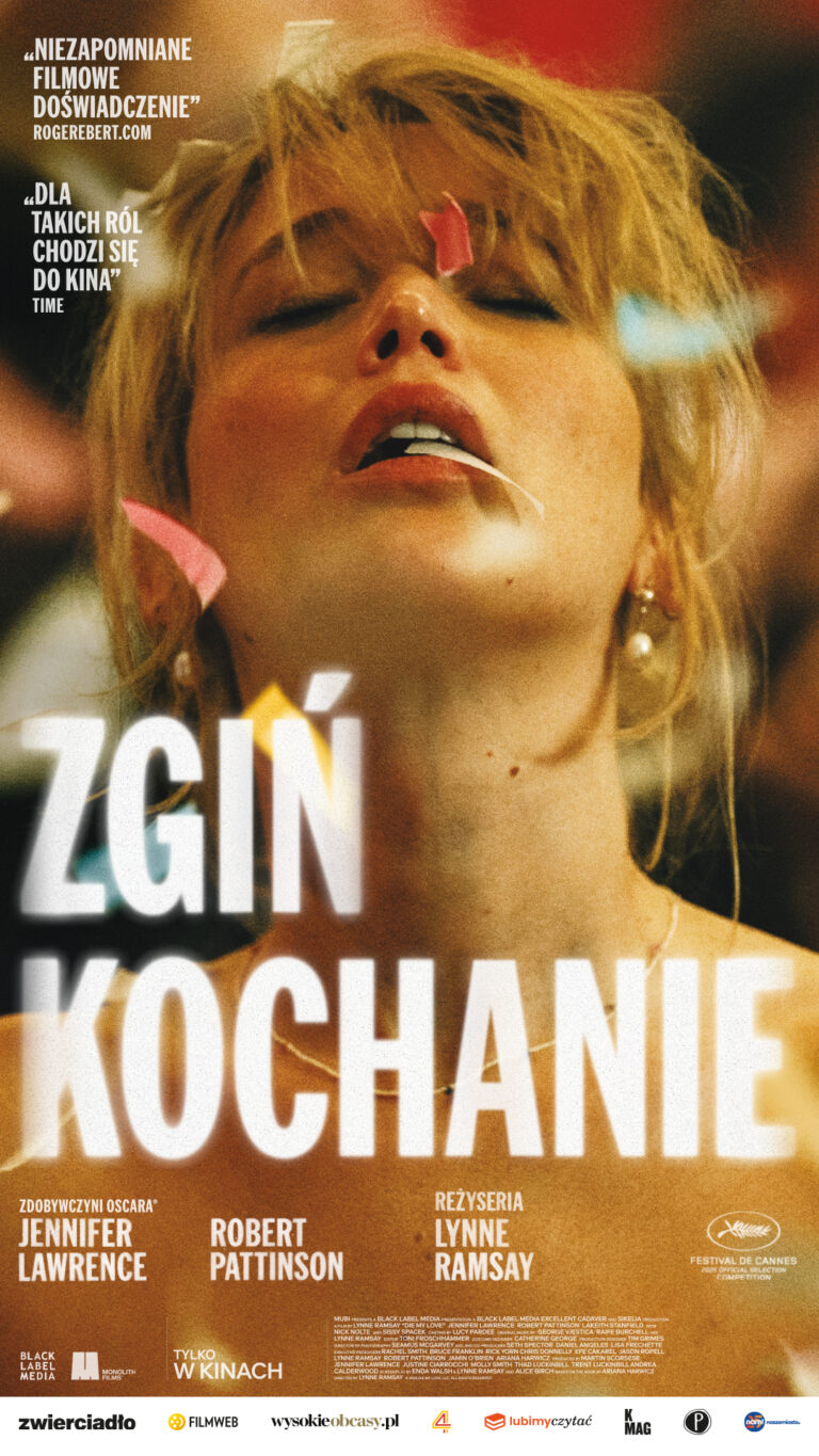 Na plakacie widać zbliżenie twarzy Jennifer Lawrence. Aktorka patrzy prosto przed siebie, z poważnym i zmęczonym wyrazem twarzy. W ustach trzyma papierosa, z którego unosi się cienka smuga dymu. Jej twarz jest częściowo oświetlona, a tło pozostaje ciemne i rozmyte, co podkreśla ponury, intensywny nastrój. Nad lub pod wizerunkiem znajduje się tytuł filmu „Zgiń, kochanie”.