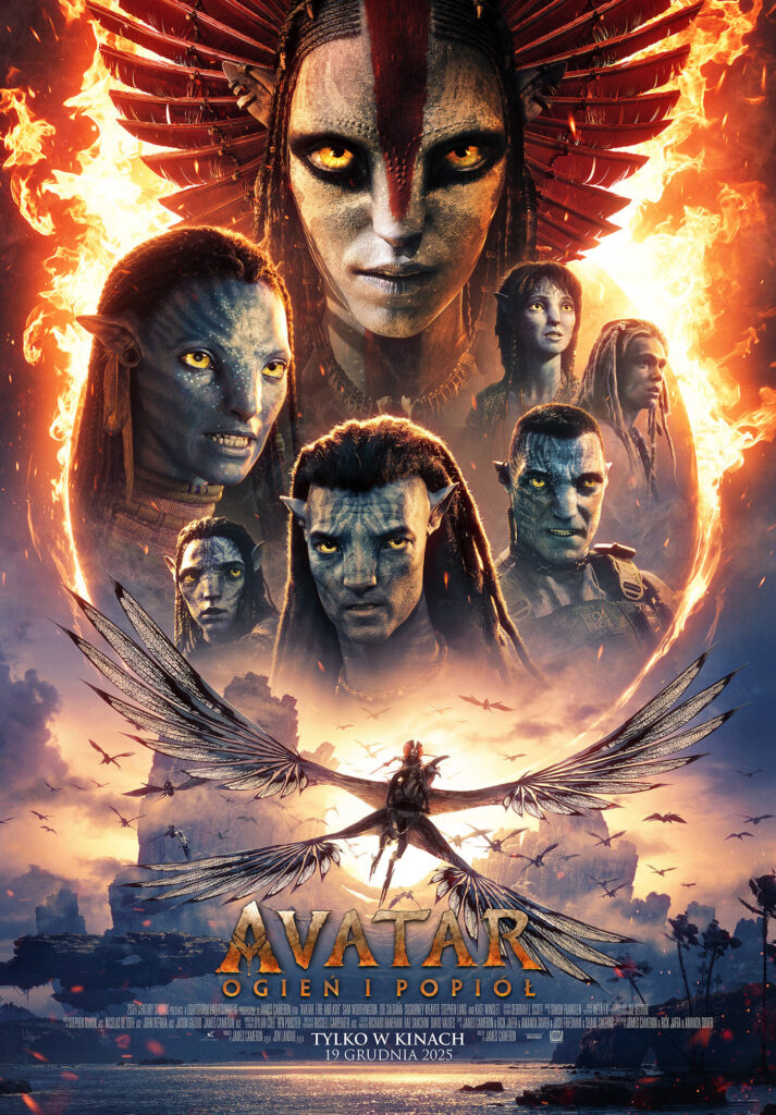 Plakat filmu „Avatar: Ogień i Popiół” przedstawia duże, centralne portrety kilku postaci Na’vi otoczonych ognistą poświatą. U góry dominuje postać w czerwonym pióropuszu i z czerwonym malunkiem na twarzy. Na dole widać Na’vi lecącą na skrzydlatym stworzeniu nad mglistym krajobrazem unoszących się gór. Na dole widnieje tytuł i data premiery: 19 grudnia 2025.