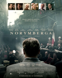 Plakat filmu „Norymberga” przedstawia tylny widok mężczyzny stojącego w sali sądowej, przed ławą sędziów i obserwatorów, z surową, historyczną architekturą w tle. U góry plakatu znajdują się małe zdjęcia kilku twarzy aktorów, a poniżej umieszczony jest duży tytuł „Norymberga”.