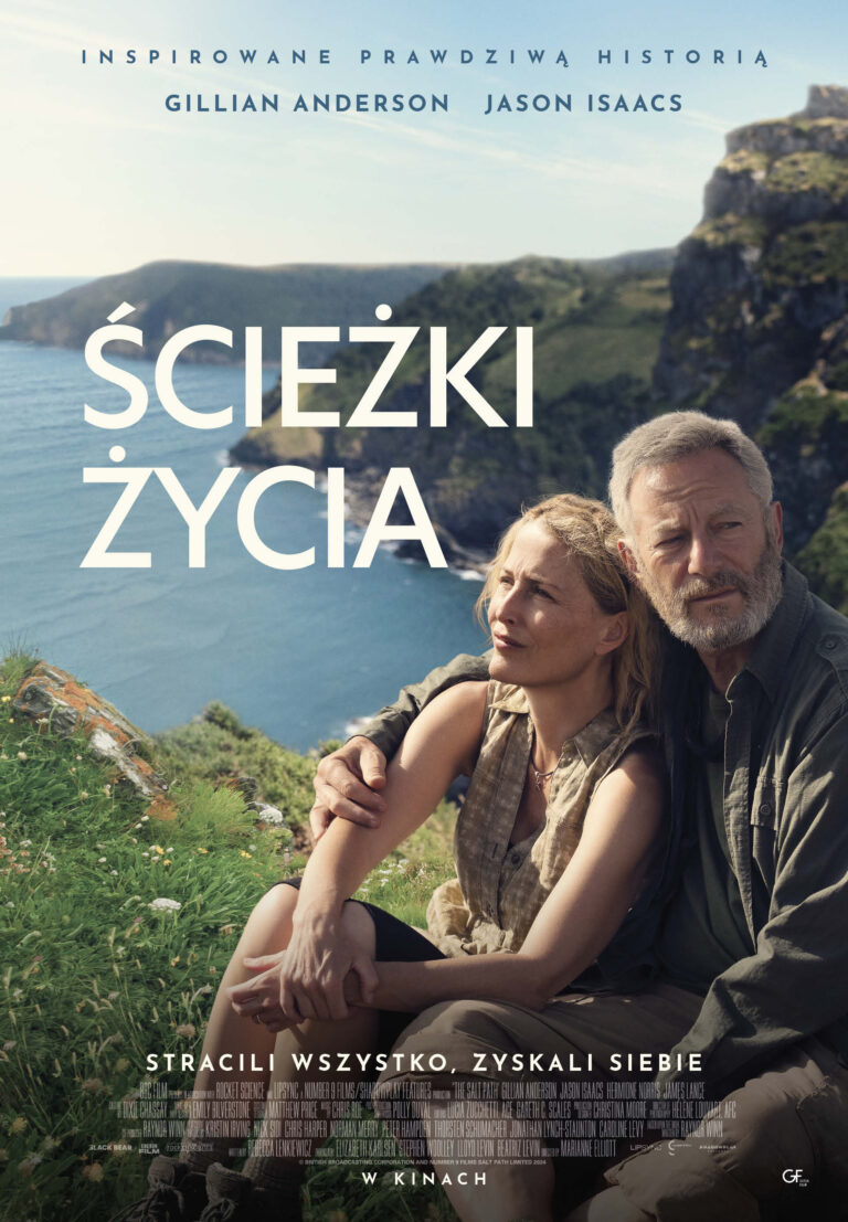 Plakat filmu „Ścieżki życia” przedstawia dojrzałą parę siedzącą na trawiastym klifie nad morzem. Kobieta i mężczyzna patrzą w dal z zamyślonym wyrazem twarzy, obejmując się ramionami. W tle widać spokojne, błękitne morze i skaliste wybrzeże, a tytuł filmu umieszczony jest dużymi, jasnymi literami po lewej stronie plakatu.