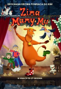 Na plakacie widzimy sympatyczną, rysunkową postać krowy — to tytułowa bohaterka (Mama Mu). Krowa tańczy w zimowej scenerii — z lekkim śniegiem, świątecznym klimatem i przyjazną atmosferą. W tle można dostrzec elementy krajobrazu (np. drzewa lub budynki w zimowej aurze). U góry plakatu znajduje się tytuł: „Zima Mamy Mu”.
