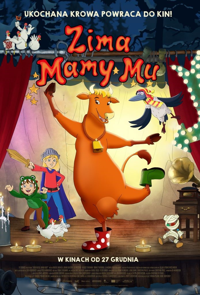 Na plakacie widzimy sympatyczną, rysunkową postać krowy — to tytułowa bohaterka (Mama Mu). Krowa tańczy w zimowej scenerii — z lekkim śniegiem, świątecznym klimatem i przyjazną atmosferą. W tle można dostrzec elementy krajobrazu (np. drzewa lub budynki w zimowej aurze). U góry plakatu znajduje się tytuł: „Zima Mamy Mu”.