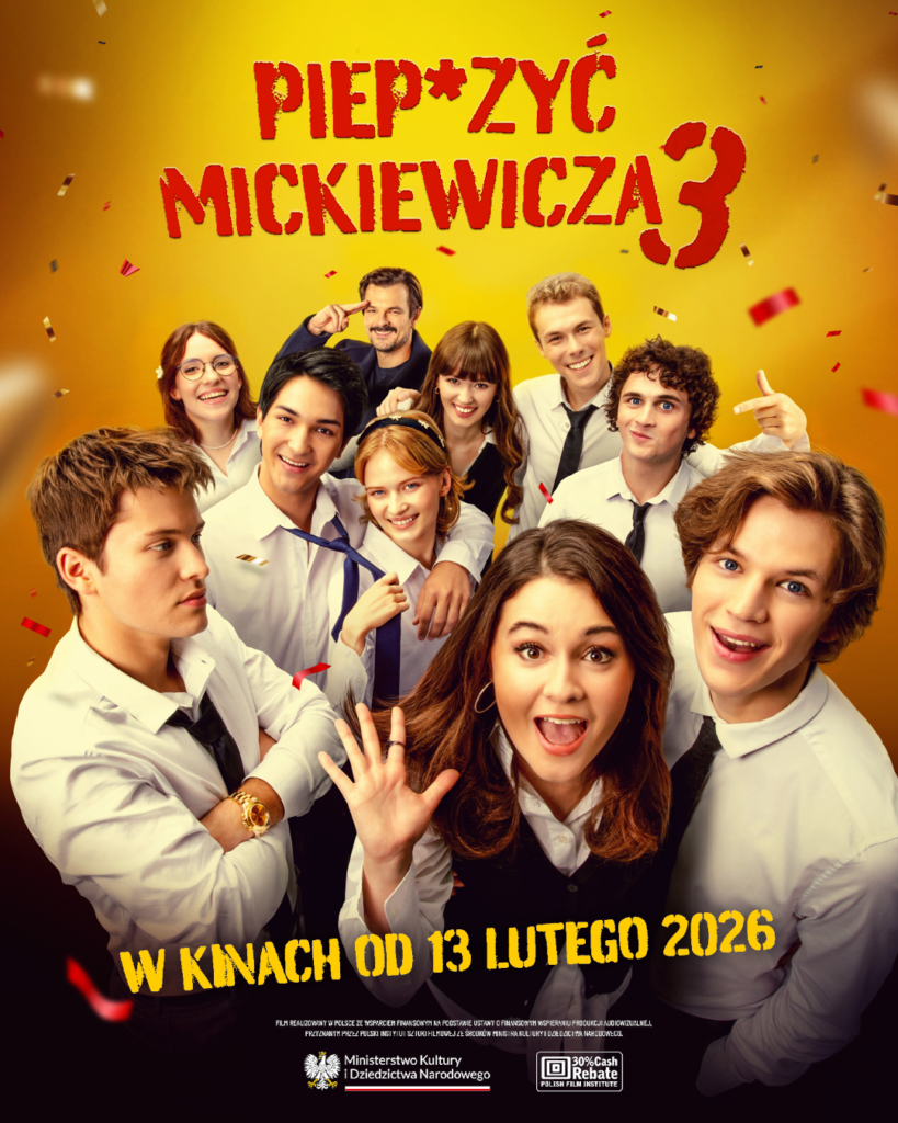 Plakat filmu przedstawia grupę młodych ludzi — bohaterów opowieści — stojących blisko siebie, uśmiechających się i patrzących w stronę widza. Ujęcie ma charakter wielopostaciowy, z kilkoma twarzami bohaterów wyraźnie widocznymi w pierwszym planie. Wszyscy są ubrani w codzienne, współczesne stroje, co sugeruje, że akcja dzieje się w realiach szkolnych lub miejskich.