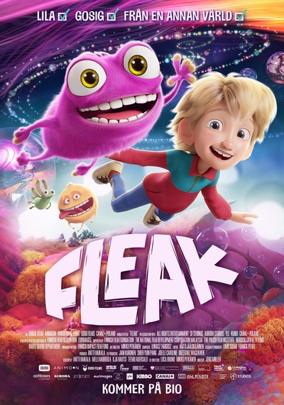 Plakat jest bardzo kolorowy i dynamiczny. Dominują intensywne róże, fiolety i pomarańcze, tworzące fantastyczny, kosmiczny krajobraz. W centrum widoczny jest chłopiec o jasnych włosach, lecący w powietrzu z wyciągniętymi rękami. Obok niego unosi się różowe, puchate stworzenie z dużymi oczami i szerokim uśmiechem. W tle widać wirujące światła, planety i inne fantastyczne postacie. Dolna część plakatu przedstawia barwny, bajkowy świat z miękkimi, kolorowymi formami przypominającymi rośliny lub chmury. Tytuł „FLEAK” zapisany jest dużymi, jasnymi literami w dolnej części obrazu. Całość ma przygodowy, familijny charakter i sugeruje historię fantasy dla młodszych widzów.