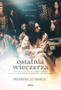 Plakat utrzymany jest w ciepłej, przygaszonej kolorystyce brązów i złamanych beży. Scena stylizowana jest na wnętrze z czasów biblijnych, oświetlone miękkim, bocznym światłem. W centralnej części siedzi mężczyzna z długimi, ciemnymi włosami i brodą, ubrany w jasną, luźną szatę. Trzyma w dłoni metalowy kielich i patrzy w bok, poza kadr. Jego twarz ma spokojny, zamyślony wyraz. Wokół niego znajdują się inni mężczyźni w prostych, historycznych strojach – część siedzi przy stole, inni stoją w półmroku. Po prawej stronie widoczna jest kobieta trzymająca gliniany dzban. W tle widać drewniane elementy wnętrza i kratowane okno. W górnej części plakatu umieszczono hasło: „Wszyscy są mile widziani przy stole”. W dolnej części znajduje się tytuł „ostatnia wieczerza”, zapisany dużą, elegancką czcionką. Poniżej informacja: „Premiera 20 marca” oraz dane produkcyjne. Plakat ma poważny, religijny i refleksyjny charakter.
