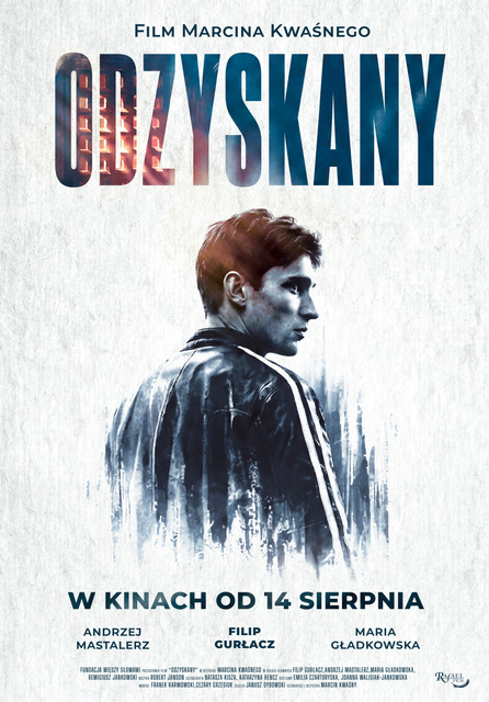 Plakat ma jasne, niemal białe tło z delikatną fakturą. W centralnej części znajduje się sylwetka młodego mężczyzny pokazana z profilu. Odwraca głowę przez ramię, spoglądając za siebie. Ma krótkie włosy i ubrany jest w ciemną sportową kurtkę z jasnymi paskami na rękawie. Dolna część jego sylwetki stopniowo rozmywa się w pionowych pociągnięciach przypominających farbę lub tusz. W górnej części plakatu znajduje się duży tytuł „ODZYSKANY” zapisany ciemnymi literami z czerwono-niebieskimi refleksami. Nad nim umieszczono napis „Film Marcina Kwaśnego”. W dolnej części widnieje napis „W kinach od 14 sierpnia”, a poniżej nazwiska głównych aktorów oraz drobne informacje produkcyjne.