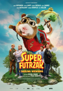 Plakat przedstawia dużego chomika w czerwonym stroju i lotniczych goglach, który unosi się w powietrzu z wyciągniętą łapką, jak superbohater. Za nim lecą wiewiórka i duża zielona postać przypominająca olbrzyma. W dolnej części plakatu stoi czworo dzieci na niewielkim pagórku z drzewem. Tło stanowi błękitne niebo z chmurami. Pośrodku umieszczono duży, kolorowy tytuł „Super Futrzak i złośliwa wiewiórka”.