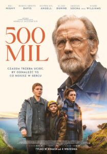 „500 MIL” Plakat utrzymany jest w jasnej, kremowej kolorystyce. Po prawej stronie znajduje się duży portret starszego mężczyzny z siwymi włosami i brodą, w okularach. Ma na sobie niebieską kurtkę i szalik. W dolnej części plakatu przedstawiono troje młodszych bohaterów – chłopca, dziewczynkę i kobietę – stojących na tle nadmorskiego krajobrazu z klifami i wodą. Po lewej stronie dużymi literami znajduje się tytuł „500 MIL”, a poniżej hasło „CZASEM TRZEBA UCIEC, BY ODNALEŹĆ TO, CO NOSISZ W SERCU”. U góry umieszczono nazwiska aktorów i reżysera. Na dole widnieje informacja „TYLKO W KINACH OD 4 WRZEŚNIA”.