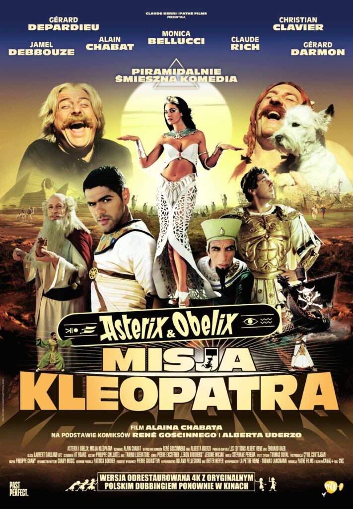 Plakat przedstawia grupę bohaterów filmu na tle pustynnego krajobrazu. W centrum znajduje się kobieta w białym stroju i nakryciu głowy, stojąca na tle dużego, jasnego okręgu. Po jej bokach widoczni są pozostali bohaterowie, wśród nich mężczyzna z jasnymi włosami i brodą, mężczyzna w egipskim stroju oraz postać w zbroi. Po prawej stronie znajduje się mężczyzna trzymający białego psa. W górnej części plakatu umieszczono nazwiska aktorów oraz napis „PIRAMIDALNIE ŚMIESZNA KOMEDIA”. W centralnej i dolnej części znajduje się tytuł „Asterix & Obelix: MISJA KLEOPATRA”. Na dole widnieją informacje o reżyserze, podstawie komiksowej oraz napis „WERSJA ODRESTAUROWANA 4K Z ORYGINALNYM POLSKIM DUBBINGIEM PONOWNIE W KINACH”.