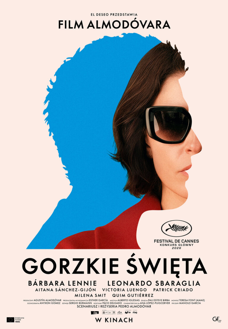 Na plakacie widoczny jest profil kobiety w dużych, ciemnych okularach przeciwsłonecznych. Jej sylwetka częściowo nakłada się na dużą, intensywnie niebieską abstrakcyjną formę. Tło jest jasnoróżowe. U góry znajduje się napis „Film Almodóvara”, a poniżej tytuł „Gorzkie święta”. Na plakacie wymieniono m.in. Barbarę Lennie i Leonardo Sbaraglię. Widoczne jest również oznaczenie konkursu głównego Festiwalu w Cannes 2026 oraz informacja „W kinach”.