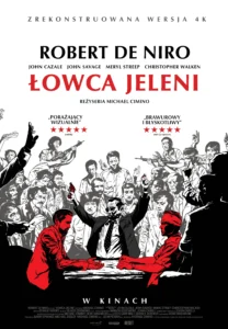 Plakat ma białe tło w górnej części oraz czarne tło u dołu. W górnej części znajdują się napisy „ZREKONSTRUOWANA WERSJA 4K”, nazwisko „ROBERT DE NIRO”, nazwiska pozostałych aktorów oraz duży czerwony tytuł „ŁOWCA JELENI”. Poniżej znajduje się informacja „REŻYSERIA MICHAEL CIMINO” oraz dwa cytaty recenzentów z pięcioma czerwonymi gwiazdkami. Dolną część plakatu zajmuje czarno-biała ilustracja przedstawiająca tłum ludzi. Na pierwszym planie siedzą przy stole trzy osoby, zaznaczone w czerwonych i czarnych barwach. Za nimi znajduje się większa grupa osób, część z uniesionymi rękami. Na dole plakatu widnieje napis „W KINACH” oraz drobne informacje dotyczące filmu.