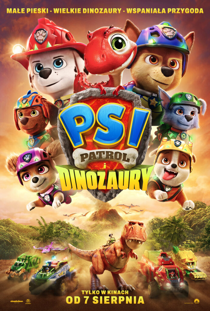 Plakat przedstawia grupę psów z „Psiego Patrolu” w kolorowych kaskach i strojach, stojących wokół dużego emblematu „PSI Patrol”. W centrum, pomiędzy bohaterami, znajduje się czerwony dinozaur. W dolnej części widoczny jest duży dinozaur kroczący wśród pojazdów terenowych, a w tle znajdują się tropikalna roślinność, wulkan i latające prehistoryczne stworzenia. U góry widnieje hasło „Małe pieski – wielkie dinozaury – wspaniała przygoda”, a na dole tytuł „PSI Patrol i Dinozaury” oraz informacja „Tylko w kinach od 7 sierpnia”.