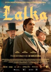 Plakat utrzymany w stylu historycznym, przedstawiający troje głównych bohaterów na tle XIX-wiecznego Londynu. Na pierwszym planie stoi mężczyzna w eleganckim brązowym płaszczu i zielonym krawacie. Za nim znajduje się starszy mężczyzna w czarnym cylindrze i ciemnym stroju, a po prawej stronie młoda kobieta w eleganckiej jasnej sukni i kapeluszu z woalką. W tle widoczne są zabytkowe budynki Londynu, między innymi wieża zegarowa. U góry znajduje się napis „Epicka ekranizacja kultowej powieści Bolesława Prusa” oraz tytuł „Lalka”. Na dole podano nazwiska aktorów: Marek Kondrat, Marcin Dorociński i Kamila Urzędowska oraz informację „Tylko w kinach od 30 września”.