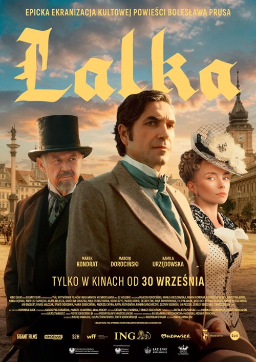 Plakat utrzymany w stylu historycznym, przedstawiający troje głównych bohaterów na tle XIX-wiecznego Londynu. Na pierwszym planie stoi mężczyzna w eleganckim brązowym płaszczu i zielonym krawacie. Za nim znajduje się starszy mężczyzna w czarnym cylindrze i ciemnym stroju, a po prawej stronie młoda kobieta w eleganckiej jasnej sukni i kapeluszu z woalką. W tle widoczne są zabytkowe budynki Londynu, między innymi wieża zegarowa. U góry znajduje się napis „Epicka ekranizacja kultowej powieści Bolesława Prusa” oraz tytuł „Lalka”. Na dole podano nazwiska aktorów: Marek Kondrat, Marcin Dorociński i Kamila Urzędowska oraz informację „Tylko w kinach od 30 września”.