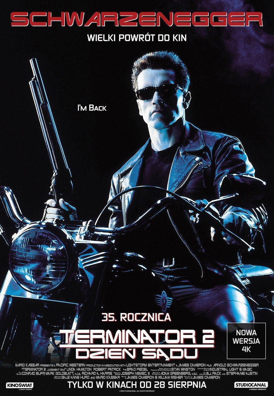 Plakat filmu science fiction przedstawiający umięśnionego mężczyznę w czarnej skórzanej kurtce i ciemnych okularach, siedzącego na motocyklu. W jednej ręce trzyma długi karabin. Postać znajduje się na pierwszym planie, a wokół niej dominuje ciemne, niemal czarne tło z niebieskimi refleksami światła. U góry znajduje się czerwony napis „Schwarzenegger”, hasło „Wielki powrót do kin” oraz tekst „I'm back”. W dolnej części widnieje tytuł „Terminator 2: Dzień Sądu”, informacja o 35. rocznicy filmu, wersji 4K oraz napis „Tylko w kinach od 28 sierpnia”.