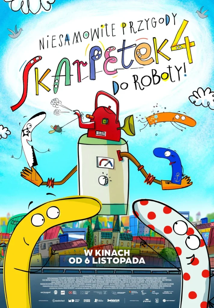 Plakat utrzymany w jasnej, pastelowej kolorystyce, z dominującym błękitem. W centrum znajduje się fantazyjna, przypominająca robota konstrukcja z czerwonym elementem na górze i długimi, mechanicznymi ramionami. Wokół niej widać kolorowe, animowane skarpetki o różnych kształtach, wzorach i zabawnych twarzach. W tle rozciąga się panorama miasta, a nad nim jasne niebo z chmurami i ptakami. U góry umieszczono tytuł „NIESAMOWITE PRZYGODY SKARPETEK 4. DO ROBOTY!”, a na dole informację „W KINACH OD 6 LISTOPADA”.