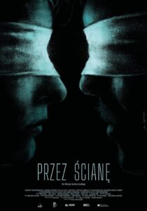 Pionowy plakat utrzymany w ciemnej, niemal czarnej kolorystyce z turkusowo-niebieskim światłem. W górnej i środkowej części widzimy zbliżenia dwóch ludzkich twarzy, przedstawionych z profilu. Po lewej stronie znajduje się twarz mężczyzny zwróconego w prawo, a po prawej twarz drugiego mężczyzny, zwróconego w lewo. Ich nosy niemal się stykają, ale między nimi pozostaje wąska, czarna przestrzeń. Obaj mają zamknięte oczy lub oczy przysłonięte cieniem, a ich twarze są oświetlone chłodnym, turkusowym światłem. Wyraźnie widoczne są nosy, usta i fragmenty policzków. Pomiędzy twarzami dominuje głęboka czerń, podkreślająca wrażenie oddzielenia i napięcia. W dolnej części plakatu, na czarnym tle, umieszczono duży, jasnoturkusowy tytuł zapisany wąskimi, wysokimi literami: „PRZEZ ŚCIANĘ”. Bezpośrednio pod nim znajduje się niewielki napis: „film Macieja Sobieszczańskiego”. Przy dolnej krawędzi widnieją drobne napisy informujące o twórcach i producentach filmu oraz logotypy instytucji zaangażowanych w jego powstanie. Całość jest minimalistyczna, surowa i niepokojąca. Zbliżenie twarzy oraz niemal całkowicie czarne tło budują wrażenie bliskości, która jednocześnie nie pozwala na pełne spotkanie.