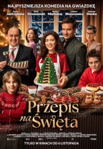 Plakat pionowy, utrzymany w ciepłej, świątecznej kolorystyce. Dominuje czerwień, złoto, zieleń choinki oraz ciepłe światło wnętrza. Przedstawia grupę osób zgromadzonych w przytulnym domu, wokół dużego stołu zastawionego świątecznymi wypiekami. W tle widoczne są choinka, ozdoby bożonarodzeniowe i rozświetlone wnętrze. U góry plakatu, na ciemnym tle, znajduje się biały napis: „NAJPYSZNIEJSZA KOMEDIA NA GWIAZDKĘ”. Poniżej, w jednym rzędzie, umieszczono nazwiska aktorów: Zosia Jastrzębska, Piotr Stramowski, Sonia Mietielica, Adam Woronowicz i Danuta Stenka. W centralnej części plakatu, nieco bliżej lewej strony, stoi mężczyzna w średnim wieku, z krótkimi, ciemnymi włosami i zakolami. Ma na sobie ciemną marynarkę i białą koszulę. Uśmiecha się delikatnie i trzyma przed sobą prostokątne ciasto lub tacę z wypiekiem. Za nim widać fragment udekorowanej choinki z drobnymi światełkami. Po lewej stronie, na pierwszym planie, siedzi młoda dziewczyna o długich, ciemnych włosach. Ma na sobie czerwony sweter z białym, zimowym wzorem. Obok niej znajduje się młody chłopiec w podobnym, czerwonym swetrze, również ozdobionym białym motywem. Chłopiec siedzi niżej, przy krawędzi stołu, i patrzy w stronę odbiorcy. W centrum, nieco z tyłu, stoi młoda kobieta o długich, ciemnych włosach. Ubrana jest w czerwony strój i trzyma przed sobą duży, piętrowy tort ozdobiony zielonymi elementami przypominającymi choinkę. Tort znajduje się na paterze, a kobieta uśmiecha się i patrzy przed siebie. To jeden z najbardziej wyrazistych elementów plakatu. Po prawej stronie kobiety stoi mężczyzna o ciemnych włosach, ubrany w ciemną marynarkę i koszulę. Jest lekko pochylony w stronę grupy, uśmiecha się i spogląda przed siebie. Za nim, bliżej prawej krawędzi plakatu, stoi starsza kobieta w okularach, z krótkimi, ciemnymi włosami. Ma na sobie ciemny strój i patrzy w stronę odbiorcy. Przed nią, niżej, widać jeszcze młodą osobę w okularach, częściowo zasłoniętą przez pozostałych bohaterów. Dolną część plakatu zajmuje duży stół, na którym ustawiono liczne ciasta i desery. Widać okrągłe i prostokątne wypieki, kawałki ciasta, babeczki oraz słodkości ozdobione kremem. Niektóre mają dekoracje w kolorach czerwonym, białym i zielonym. Na środku stołu, na pierwszym planie, znajduje się duży tort w kształcie choinki, złożony z kilku warstw zielonego kremu i ozdobiony drobnymi elementami. Wokół niego stoją kolejne ciasta i półmiski. W dolnej części, na tle stołu, umieszczono tytuł filmu: „Przepis na święta”. Słowo „Przepis” zapisano dużymi, jasnymi literami o ozdobnym, eleganckim kroju. Poniżej znajduje się mniejsze słowo „na”, a pod nim „Święta”, również zapisane dekoracyjną czcionką. Litery mają jasnokremowy lub złotawy odcień i kontrastują z ciemniejszym tłem. Na samym dole plakatu znajduje się napis: „TYLKO W KINACH OD 6 LISTOPADA”, zapisany białymi, pogrubionymi, wielkimi literami.